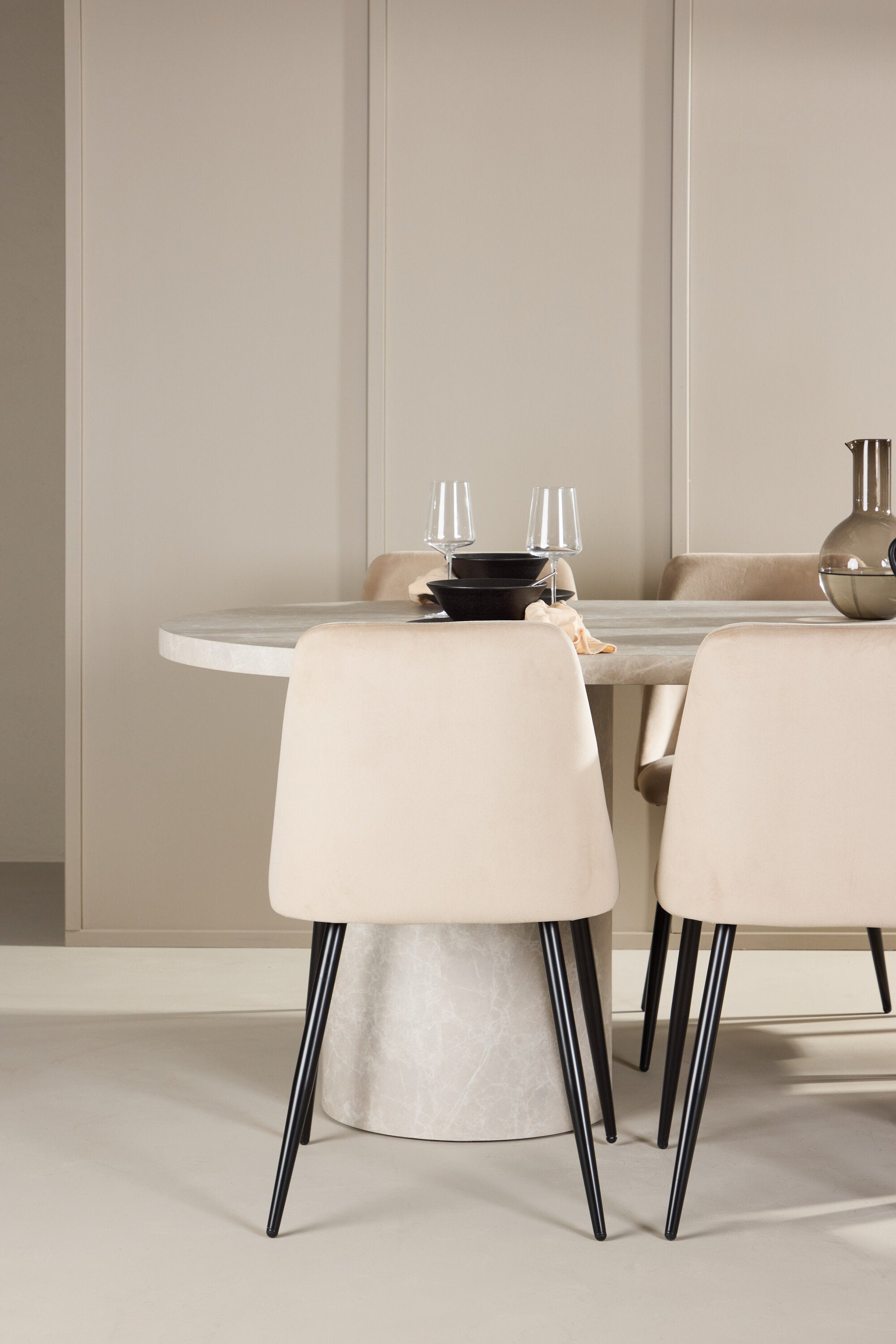 Esstisch Narvik mit Nachtstuhl in Beige präsentiert im Onlineshop von KAQTU Design AG. Esszimmerset ist von Venture Home