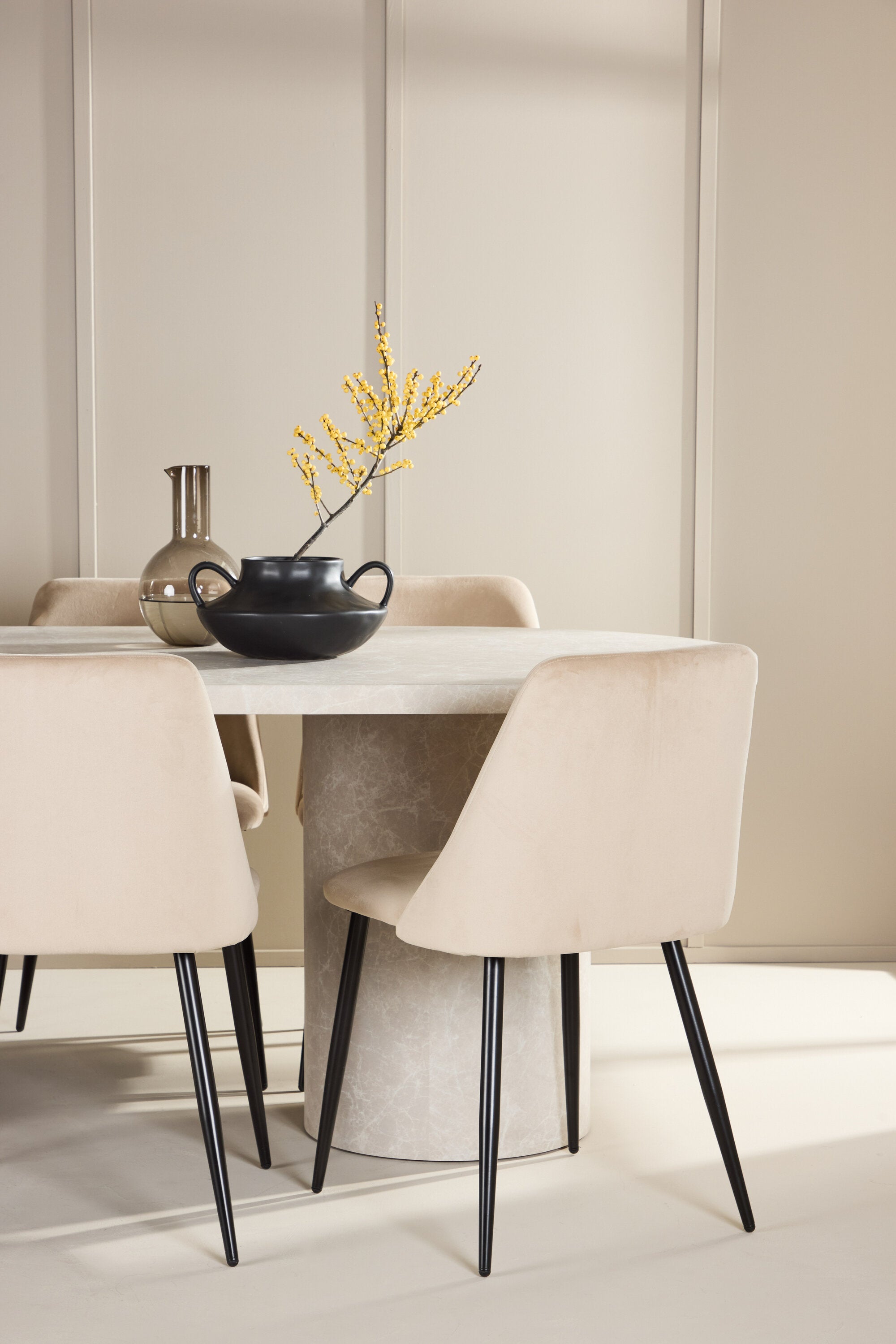 Esstisch Narvik mit Nachtstuhl in Beige präsentiert im Onlineshop von KAQTU Design AG. Esszimmerset ist von Venture Home