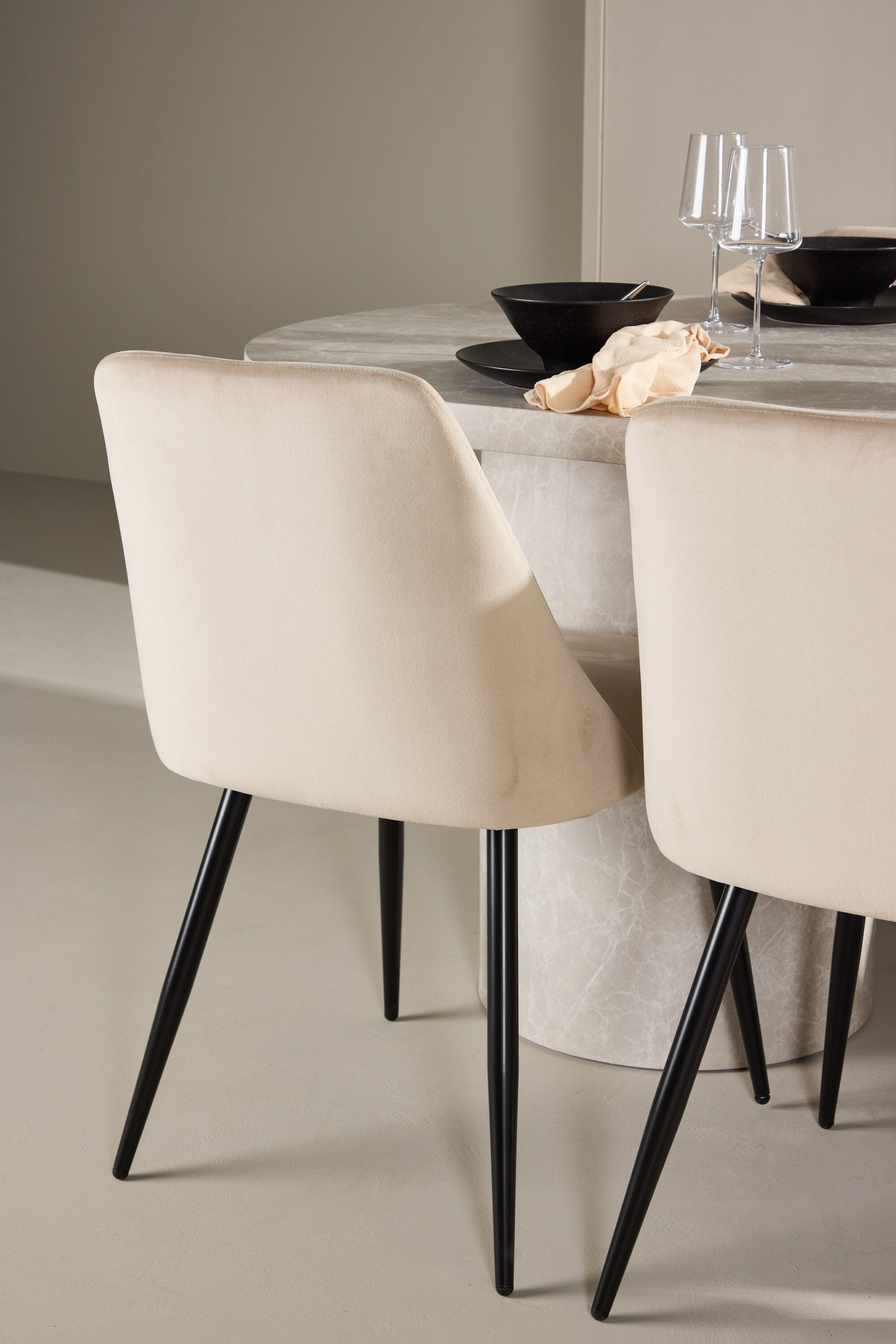 Esstisch Narvik mit Nachtstuhl in Beige präsentiert im Onlineshop von KAQTU Design AG. Esszimmerset ist von Venture Home