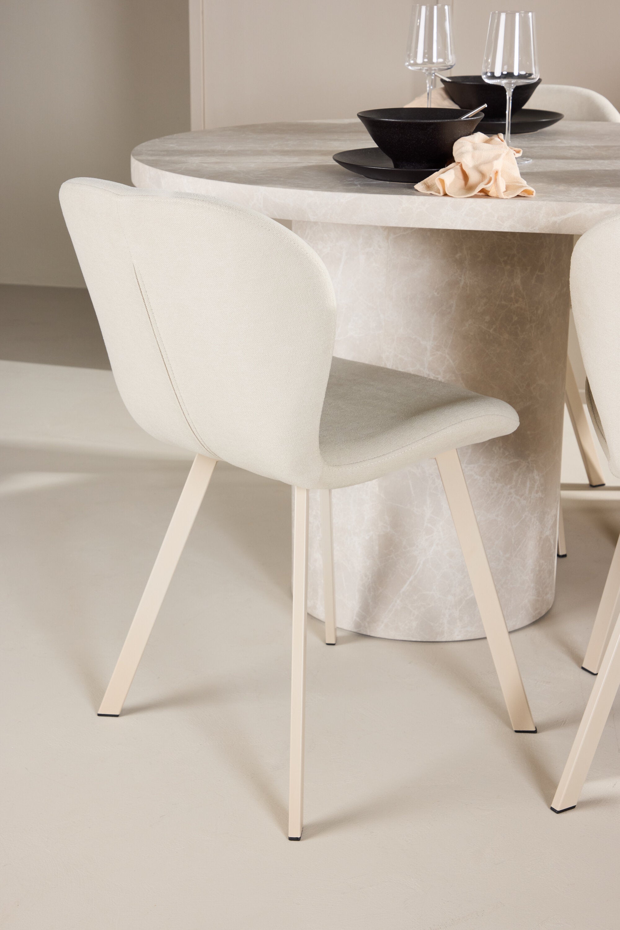 Esstisch Narvik mit Lilja Stuhl in Beige präsentiert im Onlineshop von KAQTU Design AG. Esszimmerset ist von Venture Home