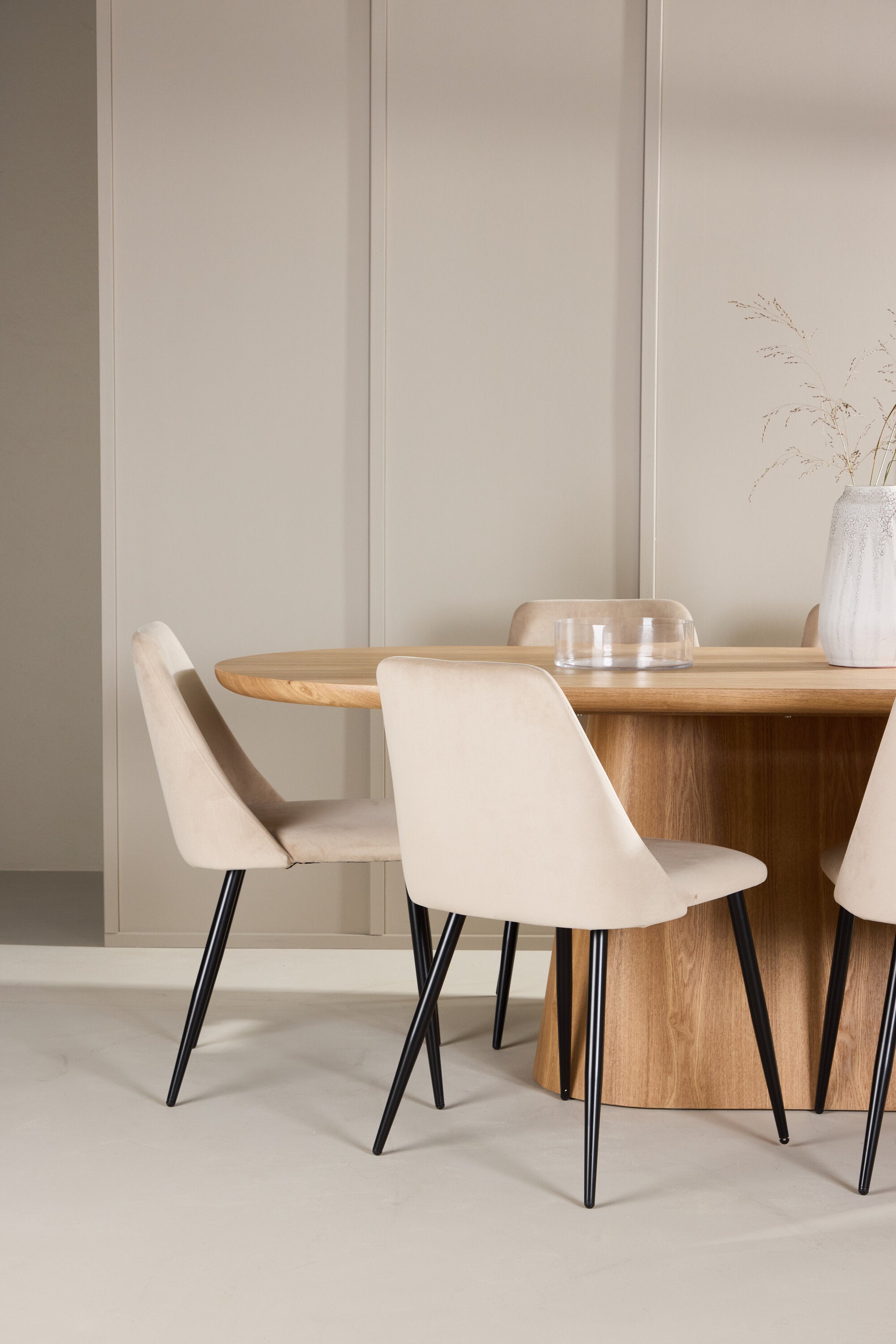 Esstisch Stjärnö mit Nachtstuhl in Nature präsentiert im Onlineshop von KAQTU Design AG. Esszimmerset ist von Venture Home