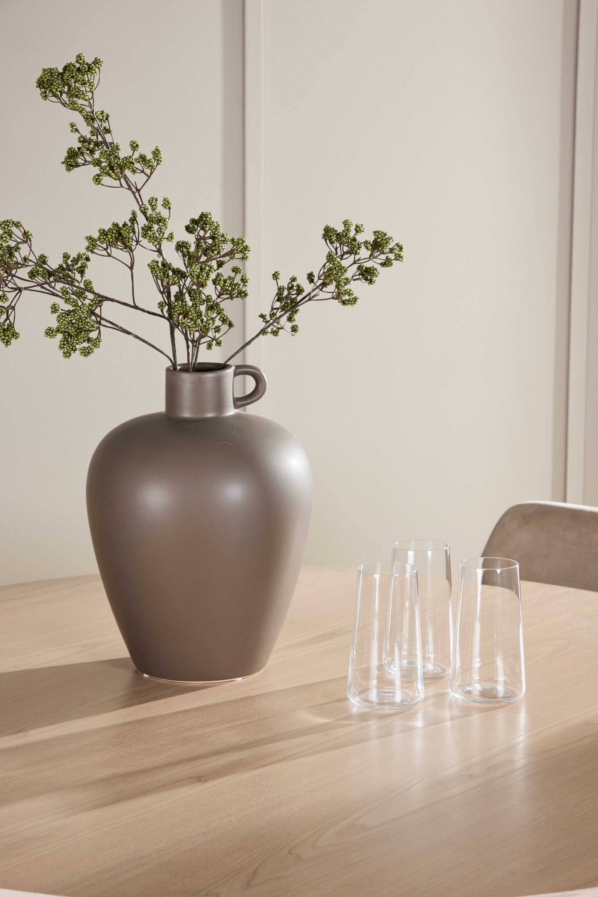 Esstisch Flora mit Nachtstuhl in White Wash präsentiert im Onlineshop von KAQTU Design AG. Esszimmerset ist von Venture Home
