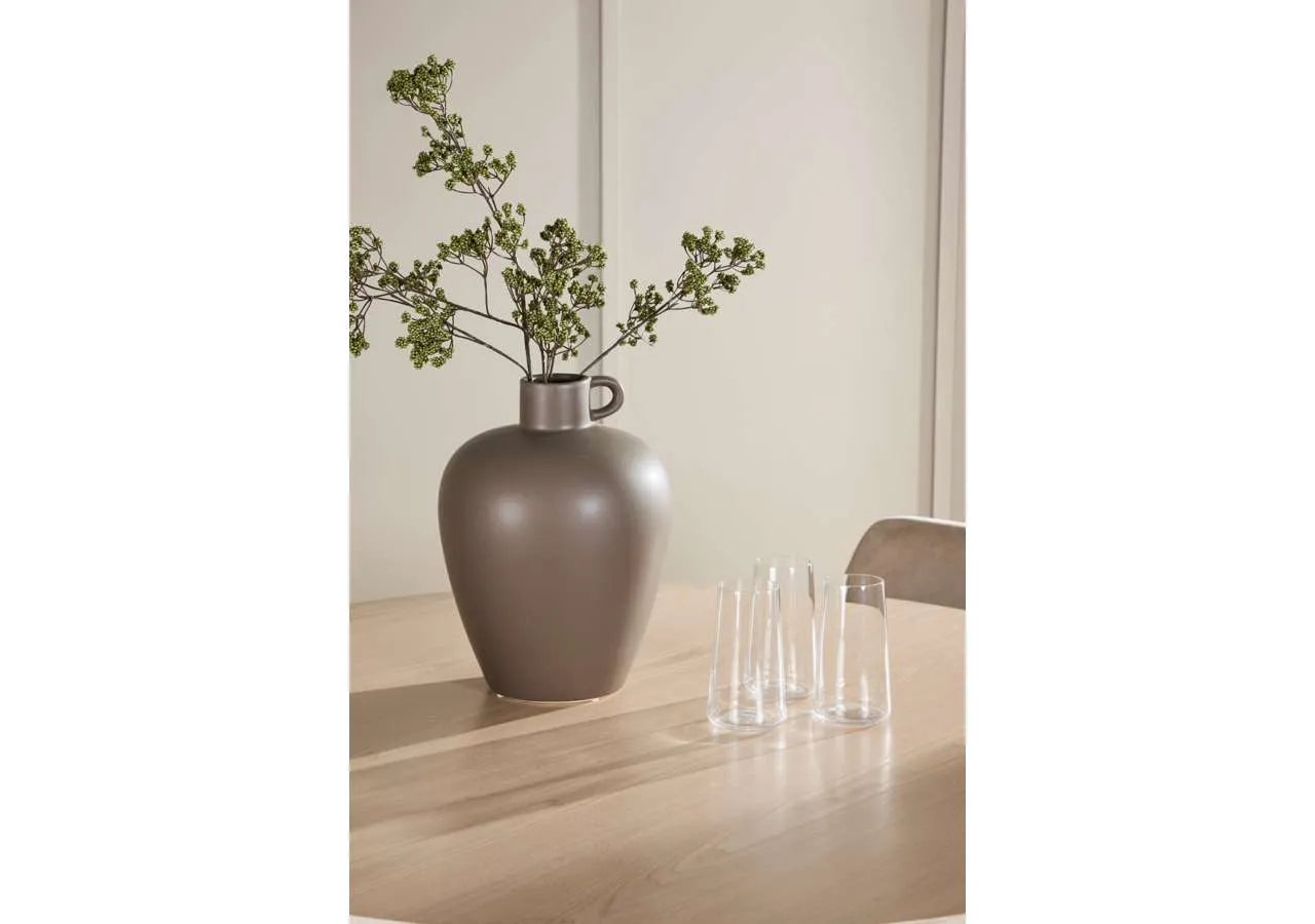 Moderner Esstisch Flora von Venture Home mit stilvollem Nachtstuhl, ideal für ein elegantes und zeitgemäßes Esszimmer.