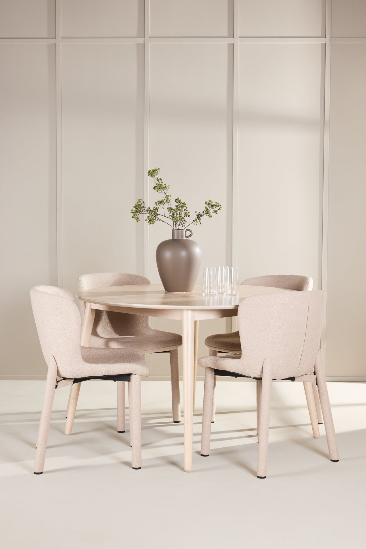 Esstisch Flora mit vier Astoria-Stühlen, Farbe White Wash, Tisch aus MDF, Stühle aus Gummiholz, skandinavisches Esszimmerset