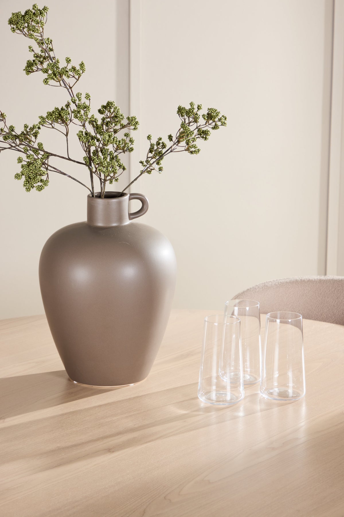 Esstisch Flora mit vier Astoria-Stühlen, Farbe White Wash, Tisch aus MDF, Stühle aus Gummiholz, skandinavisches Esszimmerset