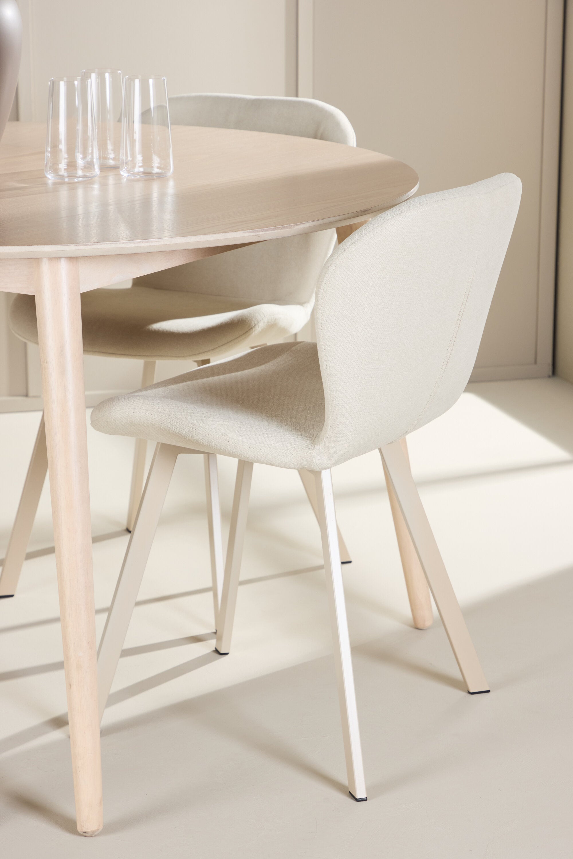 Esstisch Flora mit Lilja Stuhl in White Wash präsentiert im Onlineshop von KAQTU Design AG. Esszimmerset ist von Venture Home