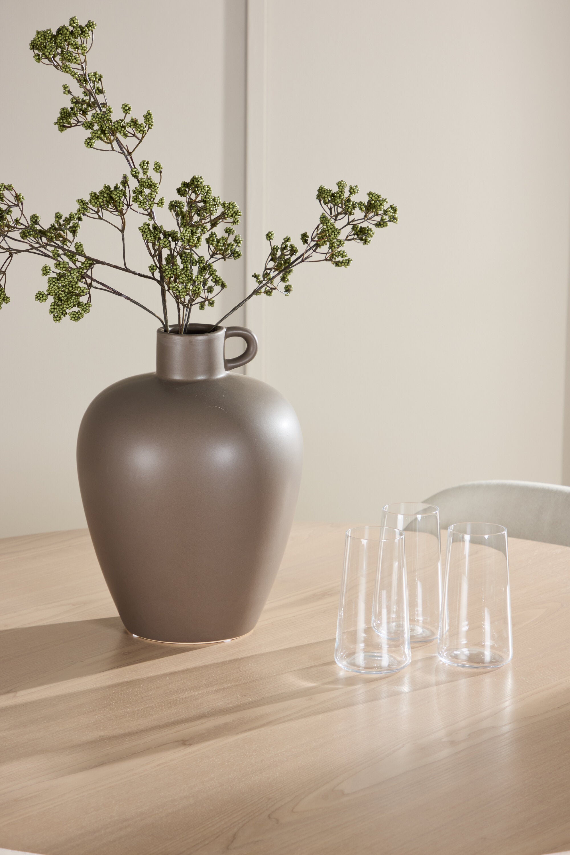 Esstisch Flora mit Lilja Stuhl in White Wash präsentiert im Onlineshop von KAQTU Design AG. Esszimmerset ist von Venture Home