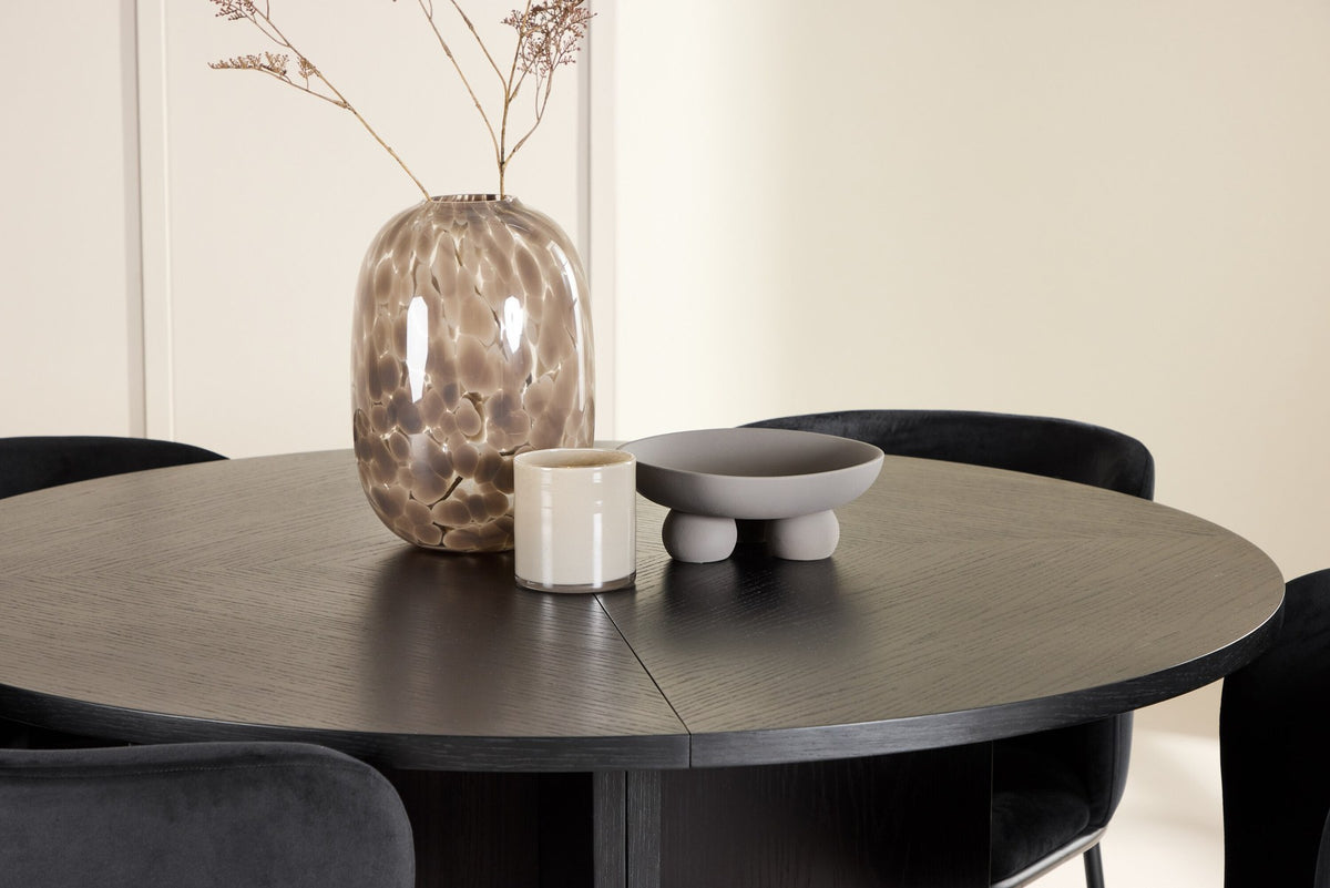 Schwarzer Esstisch Strada aus MDF mit sechs Edina Stühlen mit Samtbezug, ausziehbare Tischplatte, skandinavisches Design von Venture Home.