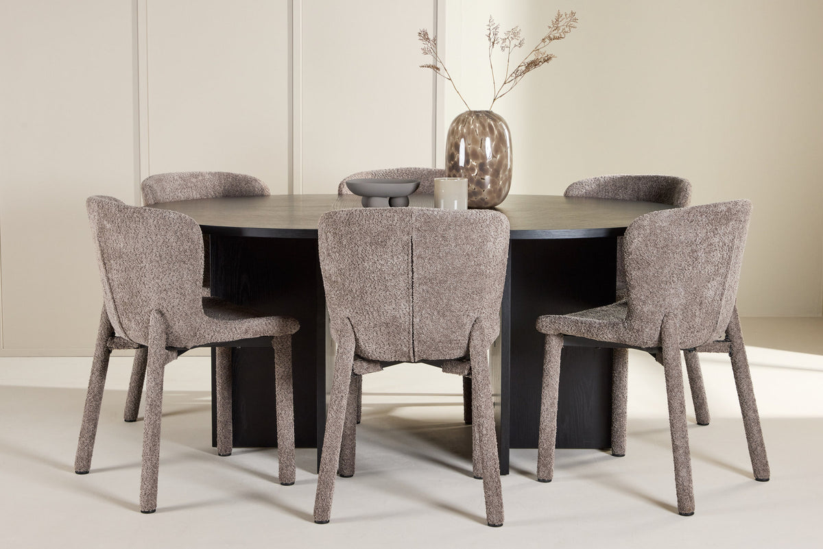 Esszimmerset von Venture Home: rechteckiger Esstisch mit schwarzer MDF-Platte und Stahlbeinen sowie zwei Stühle mit braunem Bouclé-Bezug.