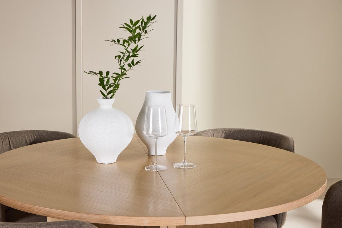 Schwarzer Esstisch Strada aus MDF mit sechs Edina Stühlen mit Samtbezug, ausziehbare Tischplatte, skandinavisches Design von Venture Home.