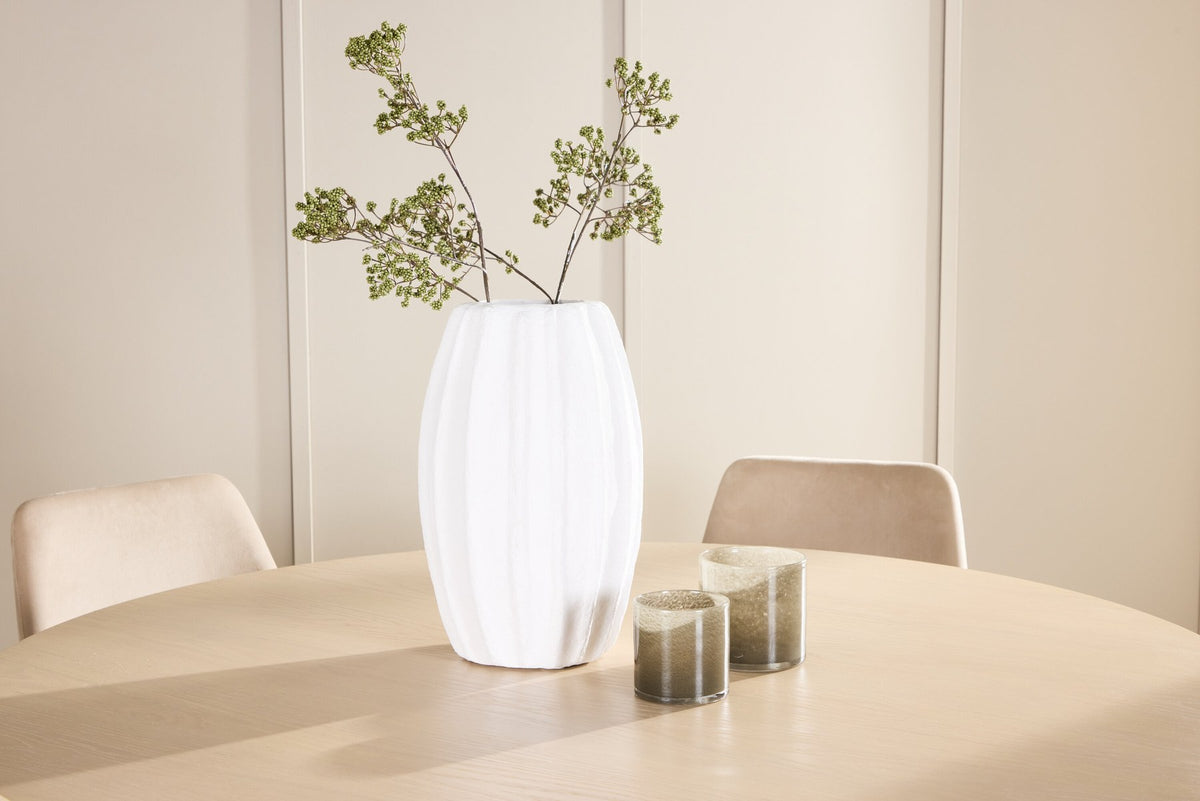 Rundes Esszimmerset Copenhagen mit Nachtstuhl von Venture Home: Tisch aus MDF in White Wash mit Metallgestell und sechs Samt-Stühlen mit schwarzen Beinen.