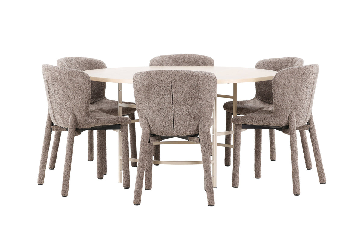 Rundes Esszimmerset: Esstisch ⌀140 cm mit Whitewash-Tischplatte aus MDF und Metall, dazu zwei braune Astoria-Esszimmerstühle von Venture Home.