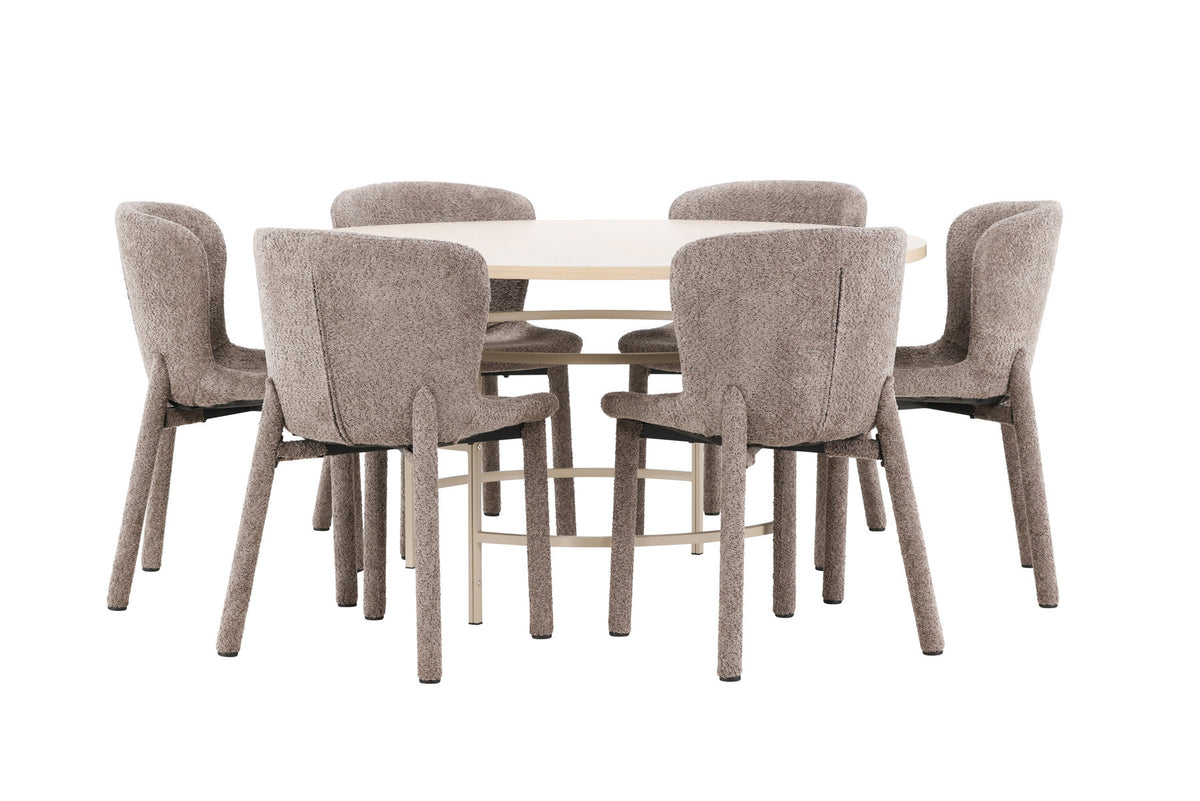 Rundes Esszimmerset: Esstisch ⌀140 cm mit Whitewash-Tischplatte aus MDF und Metall, dazu zwei braune Astoria-Esszimmerstühle von Venture Home.
