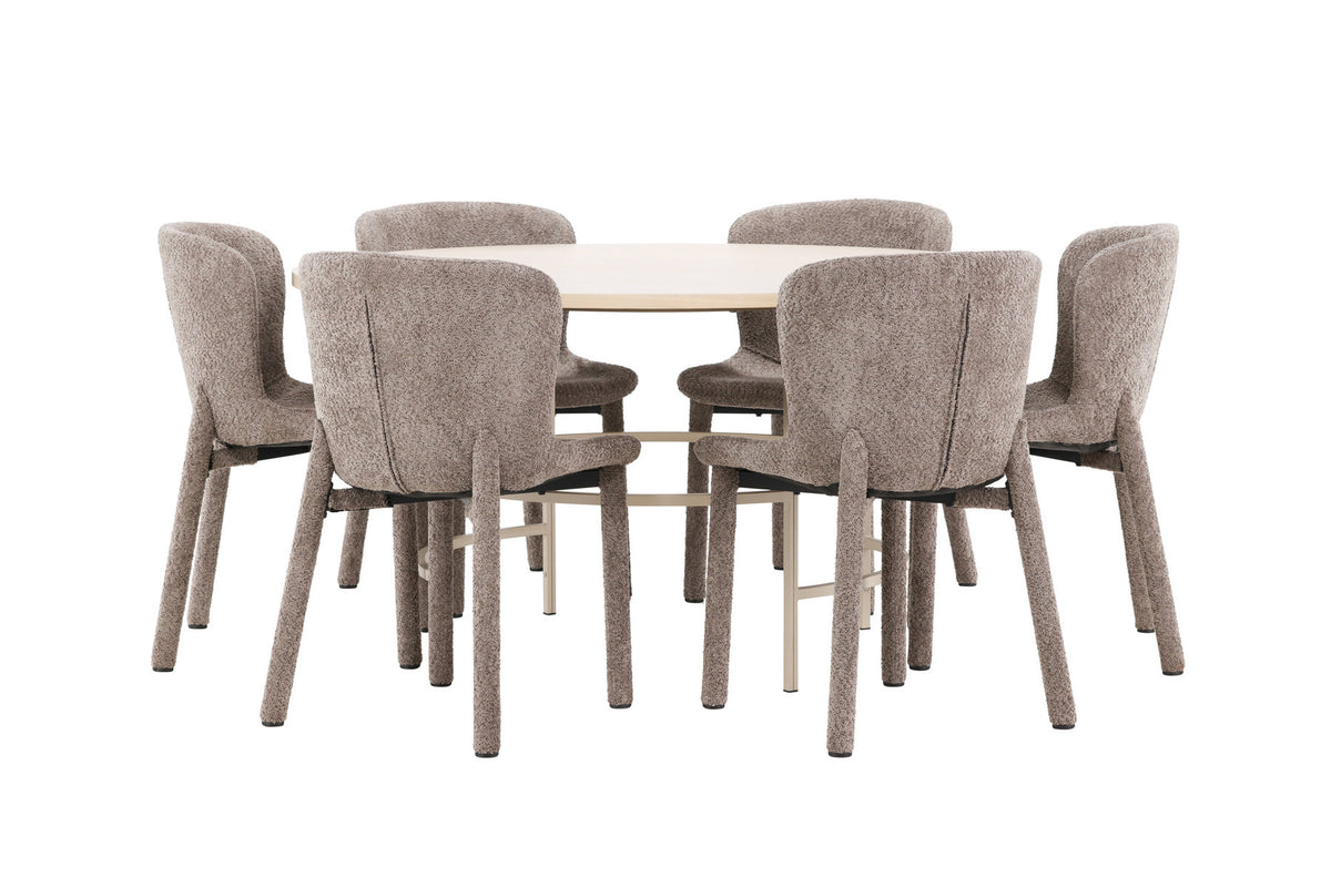 Rundes Esszimmerset: Esstisch ⌀140 cm mit Whitewash-Tischplatte aus MDF und Metall, dazu zwei braune Astoria-Esszimmerstühle von Venture Home.