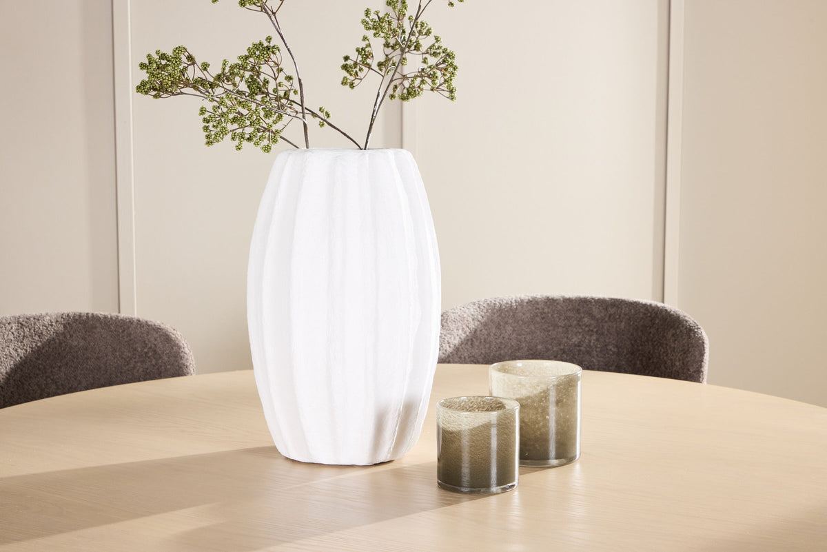 Rundes Esszimmerset: Esstisch ⌀140 cm mit Whitewash-Tischplatte aus MDF und Metall, dazu zwei braune Astoria-Esszimmerstühle von Venture Home.