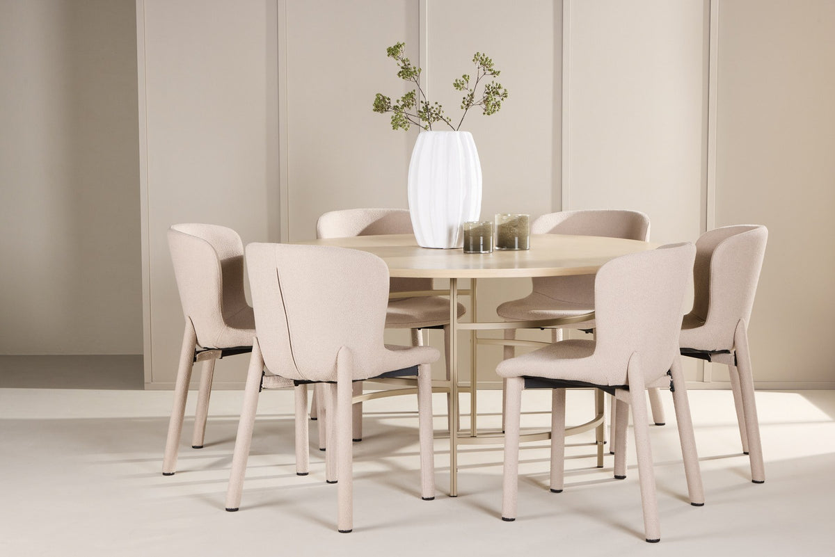 Runder Esstisch Copenhagen aus MDF in White Wash mit sechs Astoria-Stühlen aus Metall mit beiger Bouclé-Polsterung im Esszimmer.