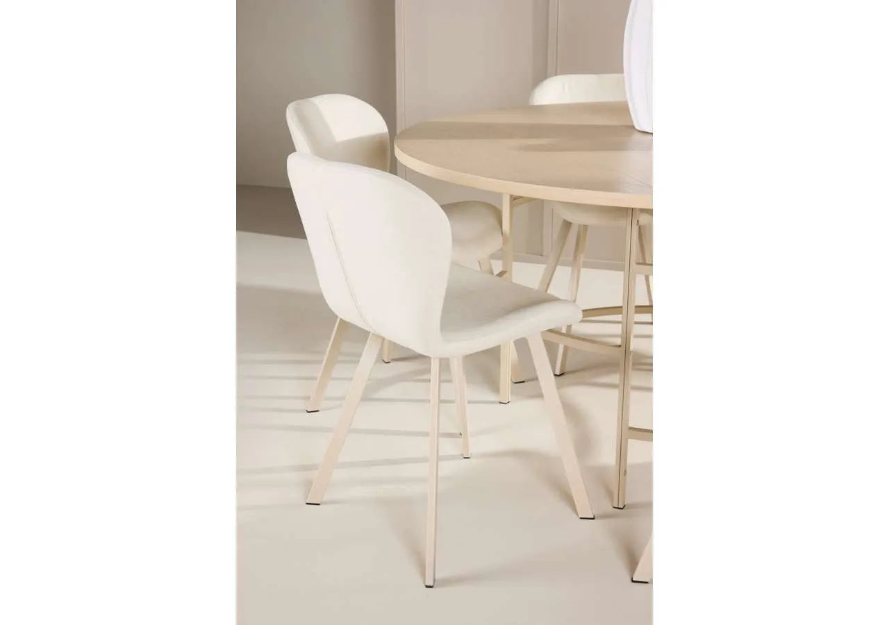 Moderner Esstisch Copenhagen mit eleganten Lilja Stühlen von Venture Home, ideal für stilvolle Esszimmer.