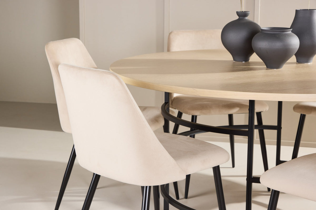 Rundes Esszimmerset Copenhagen mit Nachtstuhl von Venture Home: Tisch aus MDF in White Wash mit Metallgestell und sechs Samt-Stühlen mit schwarzen Beinen.