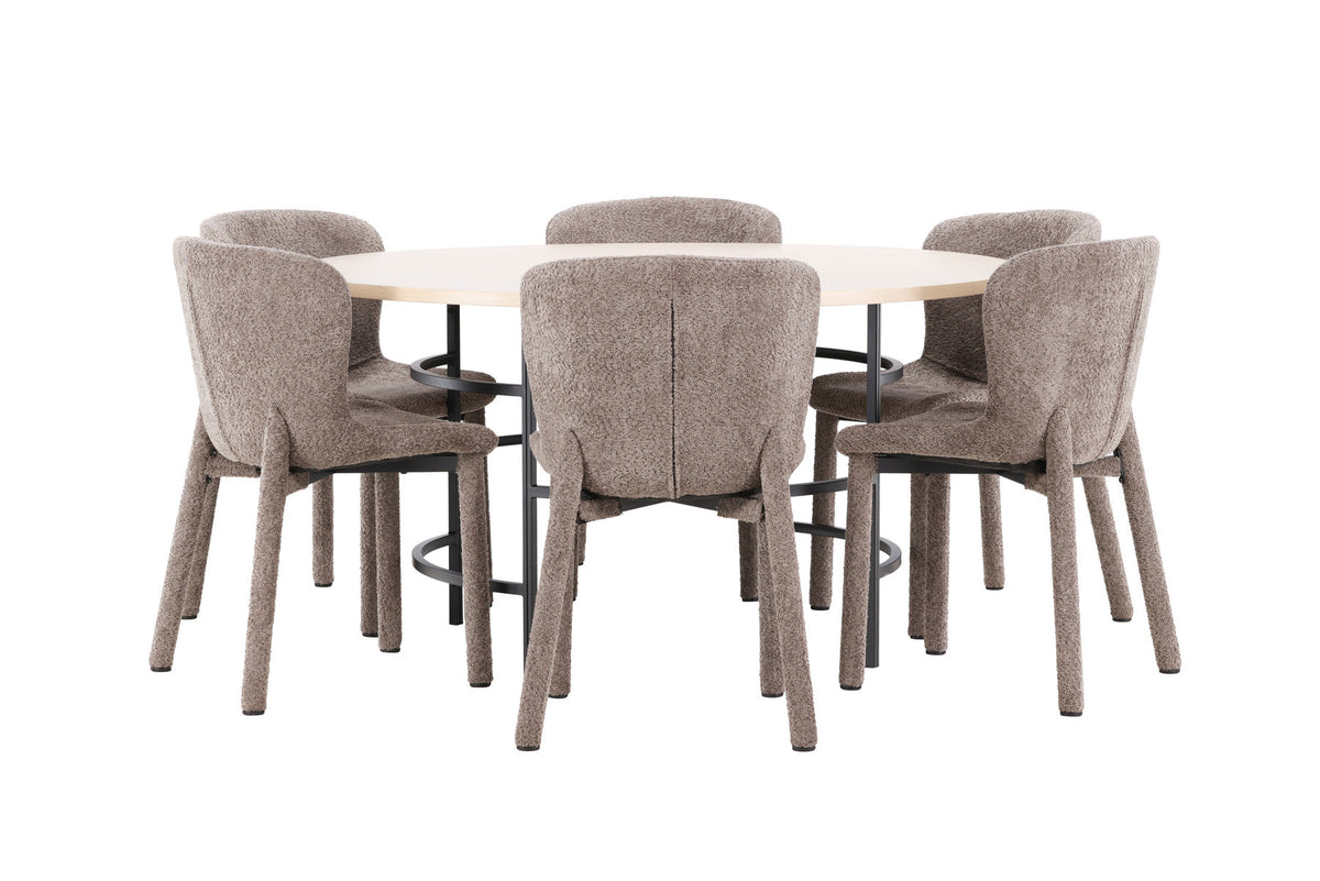 Rundes Esszimmerset: Esstisch ⌀140 cm mit Whitewash-Tischplatte aus MDF und Metall, dazu zwei braune Astoria-Esszimmerstühle von Venture Home.