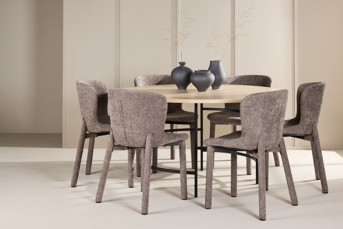 Rundes Esszimmerset: Esstisch ⌀140 cm mit Whitewash-Tischplatte aus MDF und Metall, dazu zwei braune Astoria-Esszimmerstühle von Venture Home.