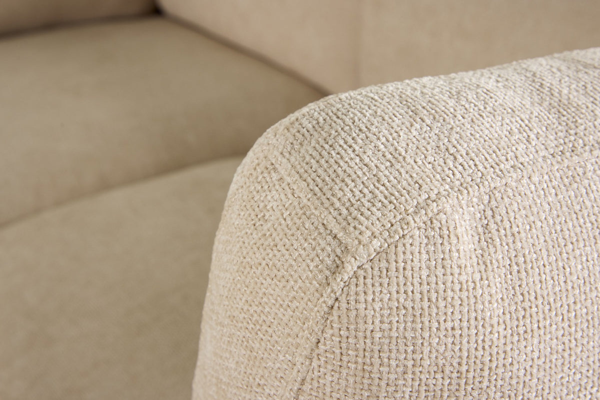 Ecksofa Salerno in Beige mit Polyesterbezug, beigen Kissen und schlanken schwarzen Kunststoffbeinen, Sitzhöhe 47 cm.