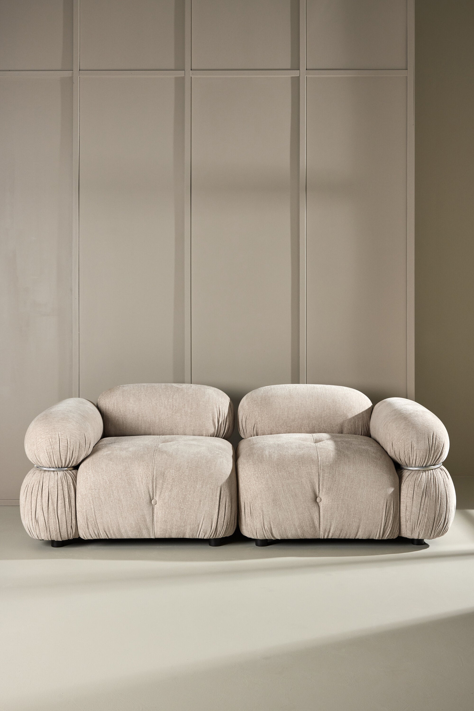 Mika 2-Sitzer-Sofa in Beige präsentiert im Onlineshop von KAQTU Design AG. 2er Sofa ist von Venture Home