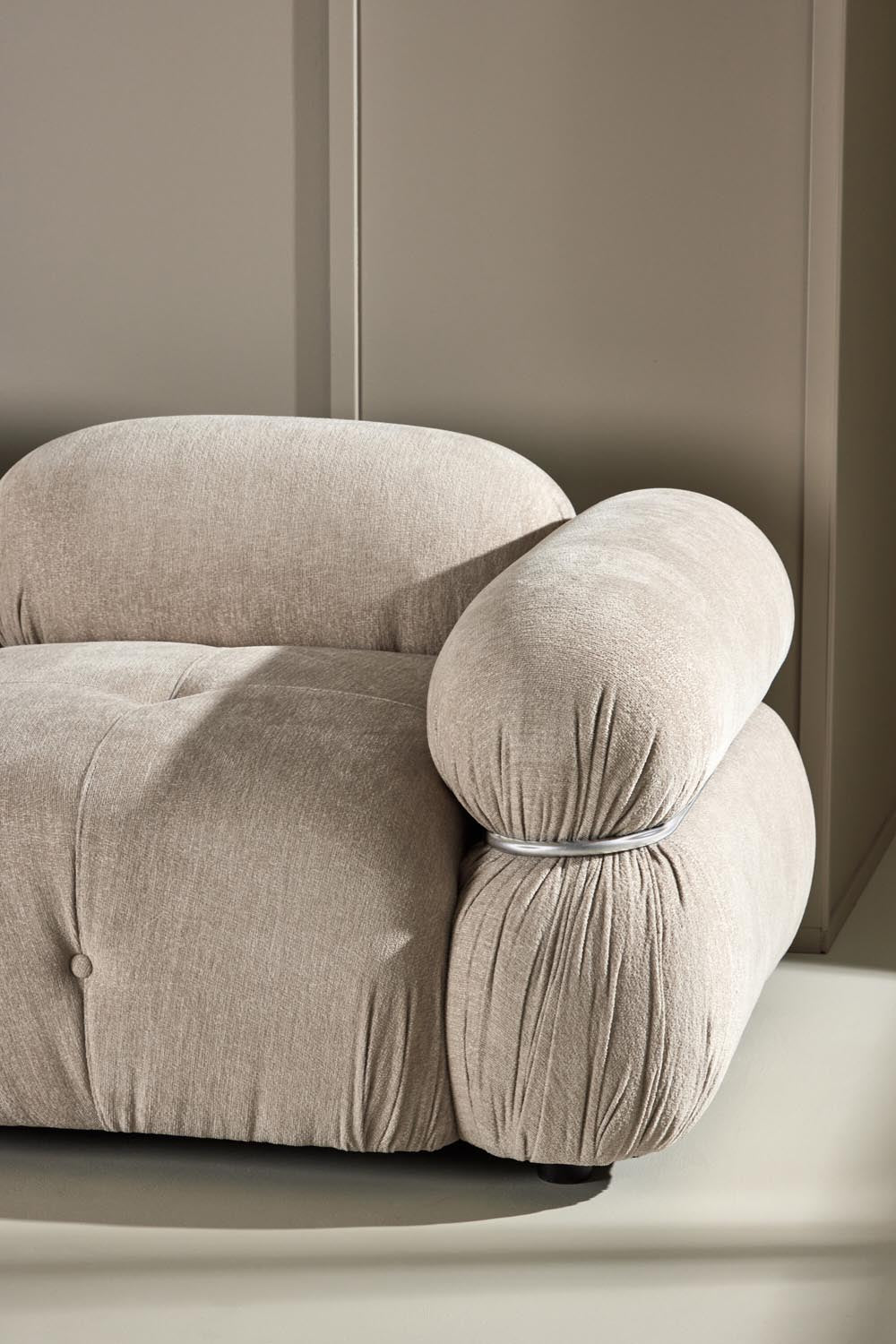 Mika 2-Sitzer-Sofa in Beige präsentiert im Onlineshop von KAQTU Design AG. 2er Sofa ist von Venture Home