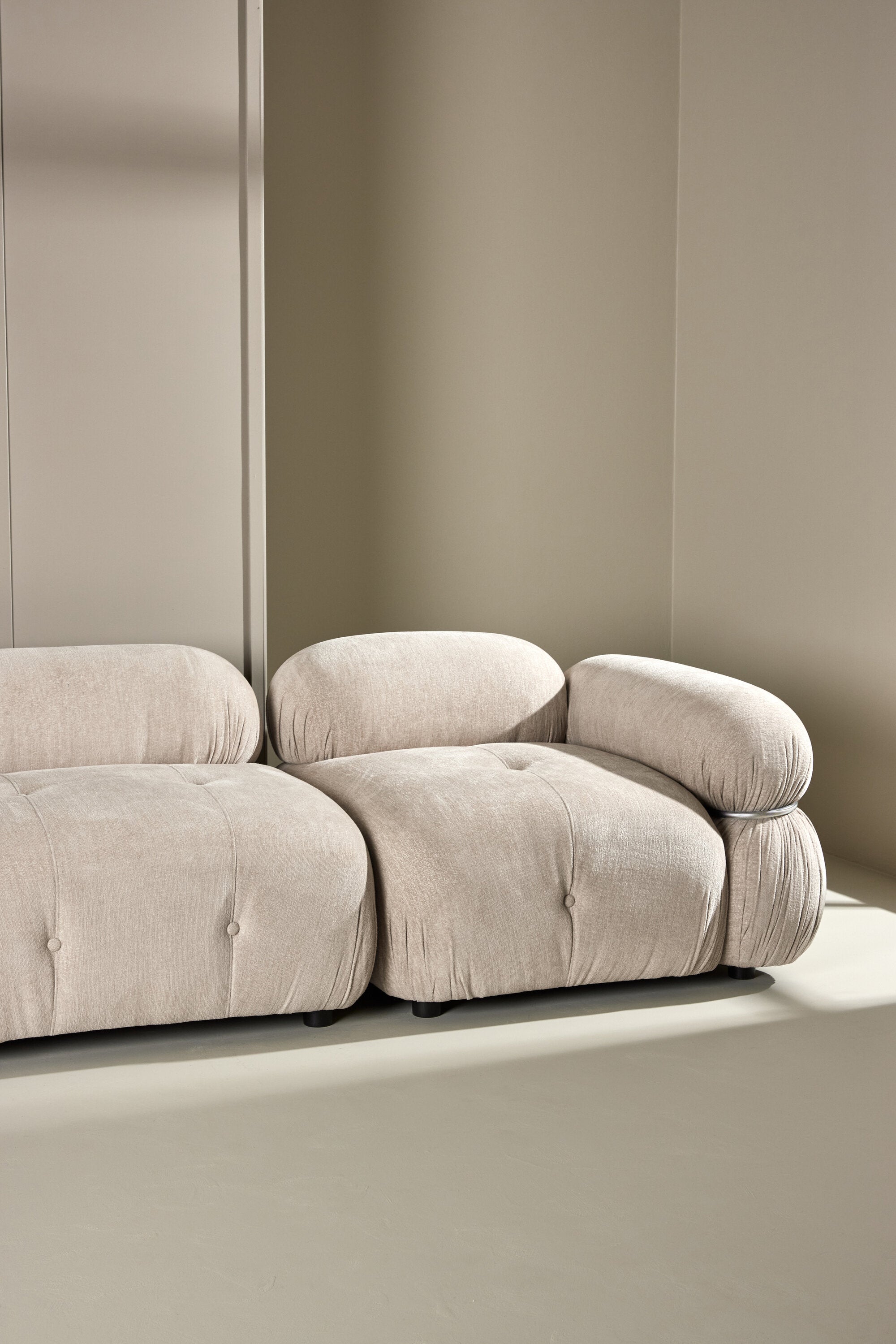 Mika 3-Sitzer Sofa in Beige präsentiert im Onlineshop von KAQTU Design AG. 2er Sofa ist von Venture Home