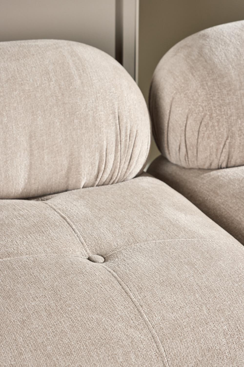 Mika 3-Sitzer Sofa in Beige präsentiert im Onlineshop von KAQTU Design AG. 2er Sofa ist von Venture Home