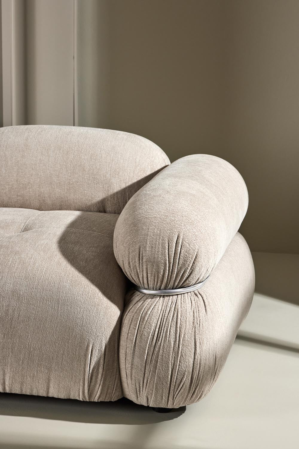 Mika 3-Sitzer Sofa in Beige präsentiert im Onlineshop von KAQTU Design AG. 2er Sofa ist von Venture Home