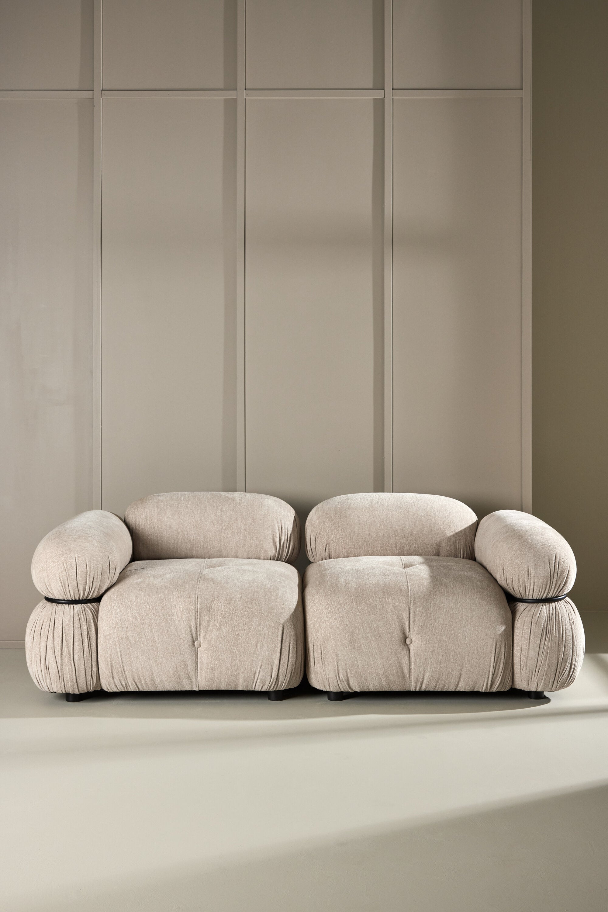 Mika 2-Sitzer-Sofa in Beige präsentiert im Onlineshop von KAQTU Design AG. 2er Sofa ist von Venture Home
