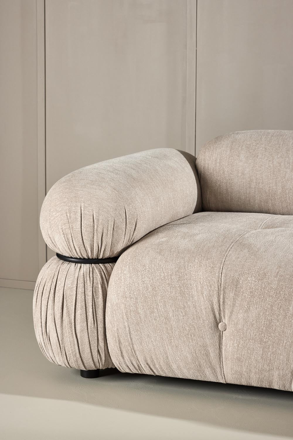 Mika 2-Sitzer-Sofa in Beige präsentiert im Onlineshop von KAQTU Design AG. 2er Sofa ist von Venture Home