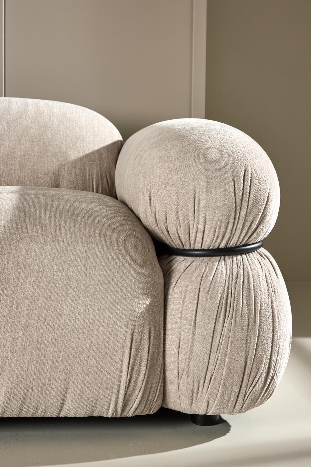 Mika 2-Sitzer-Sofa in Beige präsentiert im Onlineshop von KAQTU Design AG. 2er Sofa ist von Venture Home