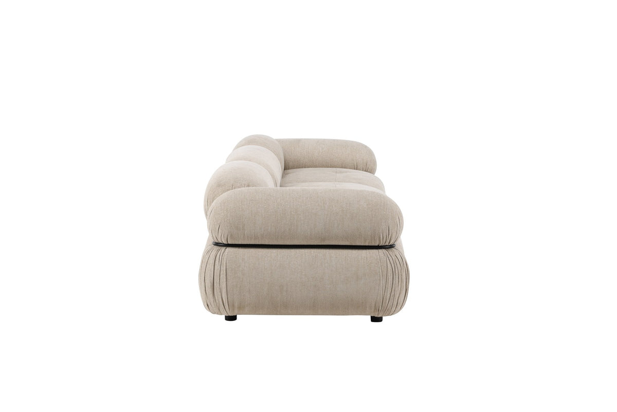 Beiges 3-Sitzer Sofa Mika mit schwarzen Beinen, Bezug aus Polyester, Schaumstoff-Polsterung, moderne klare Linienführung.