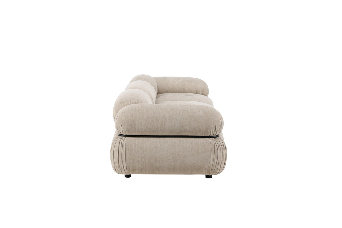 Beiges 3-Sitzer Sofa Mika mit schwarzen Beinen, Bezug aus Polyester, Schaumstoff-Polsterung, moderne klare Linienführung.