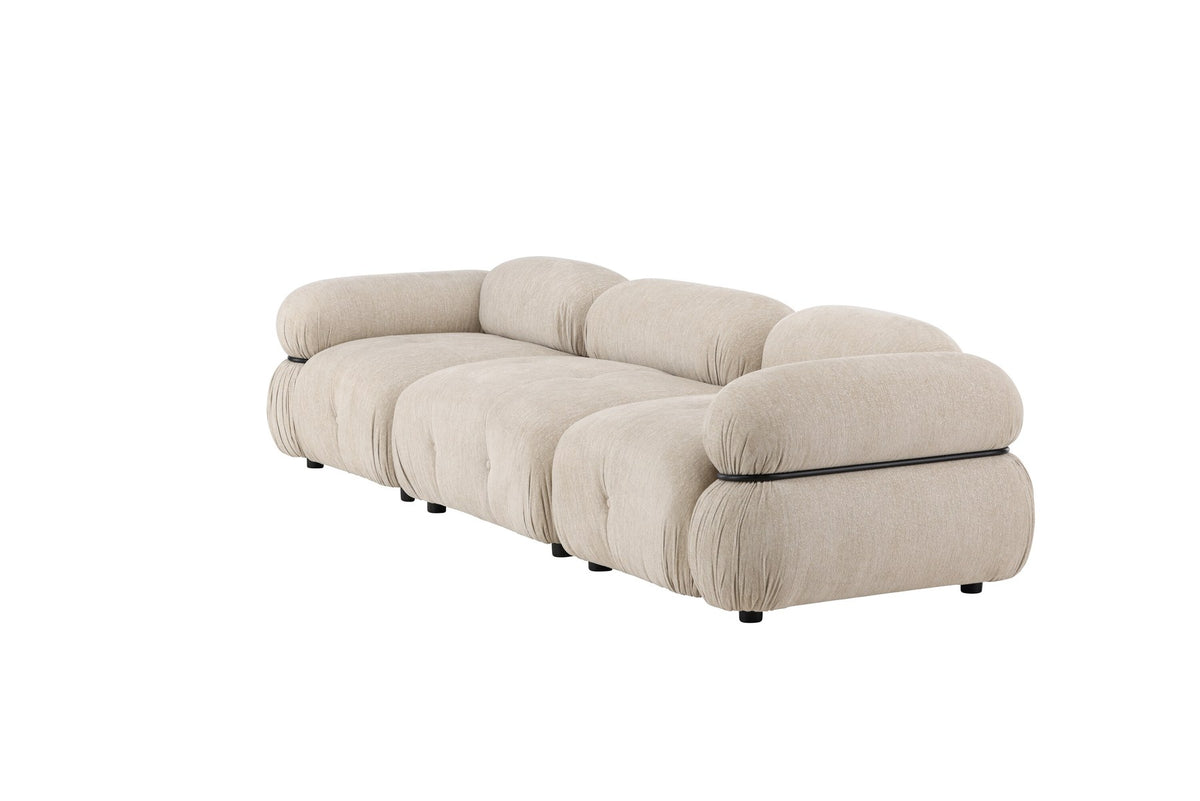 Beiges 3-Sitzer Sofa Mika mit schwarzen Beinen, Bezug aus Polyester, Schaumstoff-Polsterung, moderne klare Linienführung.