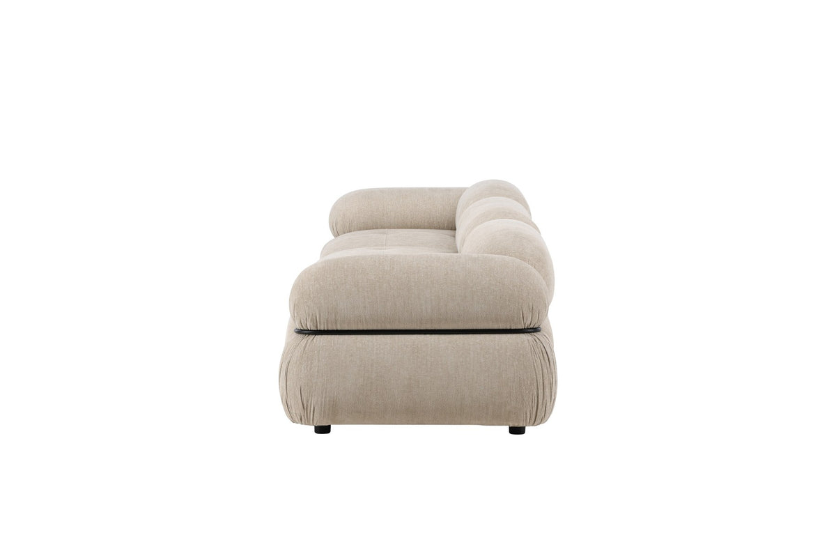 Beiges 3-Sitzer Sofa Mika mit schwarzen Beinen, Bezug aus Polyester, Schaumstoff-Polsterung, moderne klare Linienführung.