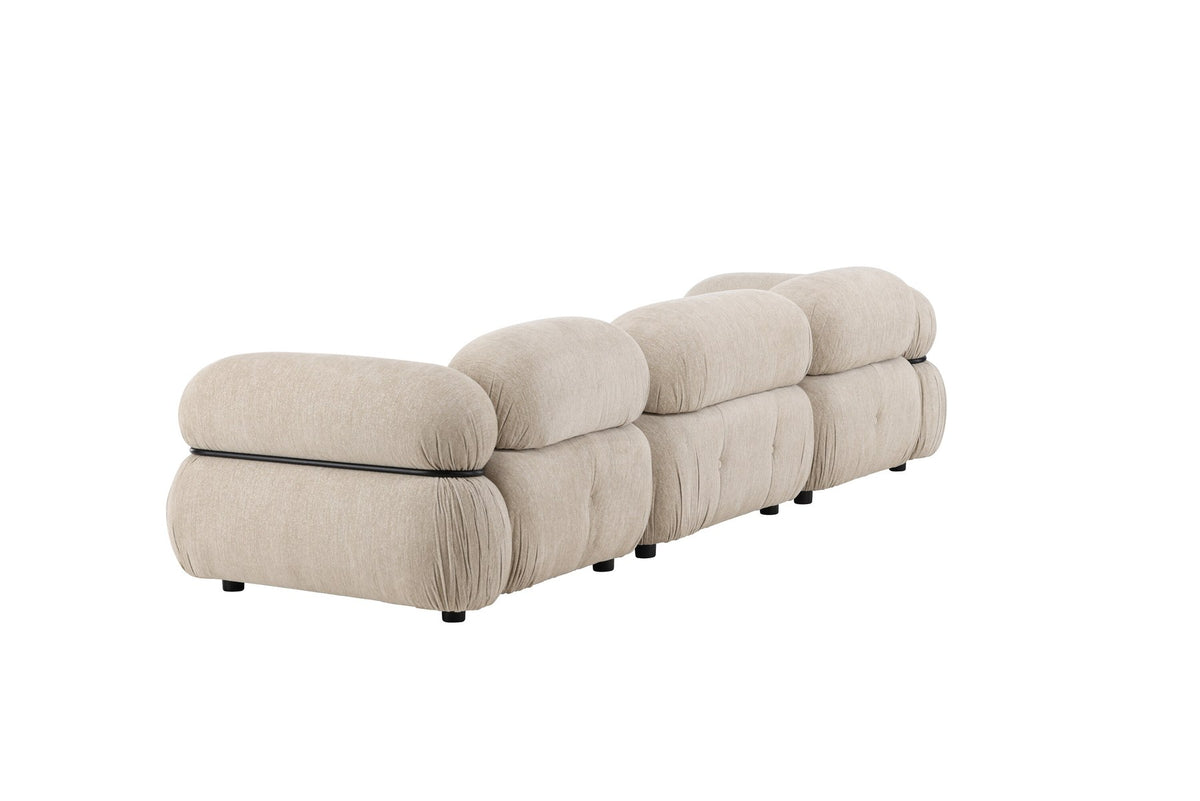 Beiges 3-Sitzer Sofa Mika mit schwarzen Beinen, Bezug aus Polyester, Schaumstoff-Polsterung, moderne klare Linienführung.