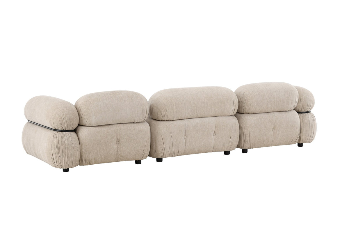 Beiges 3-Sitzer Sofa Mika mit schwarzen Beinen, Bezug aus Polyester, Schaumstoff-Polsterung, moderne klare Linienführung.