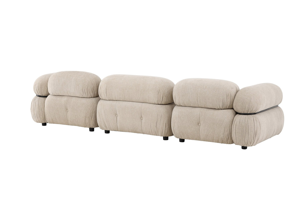 Beiges 3-Sitzer Sofa Mika mit schwarzen Beinen, Bezug aus Polyester, Schaumstoff-Polsterung, moderne klare Linienführung.