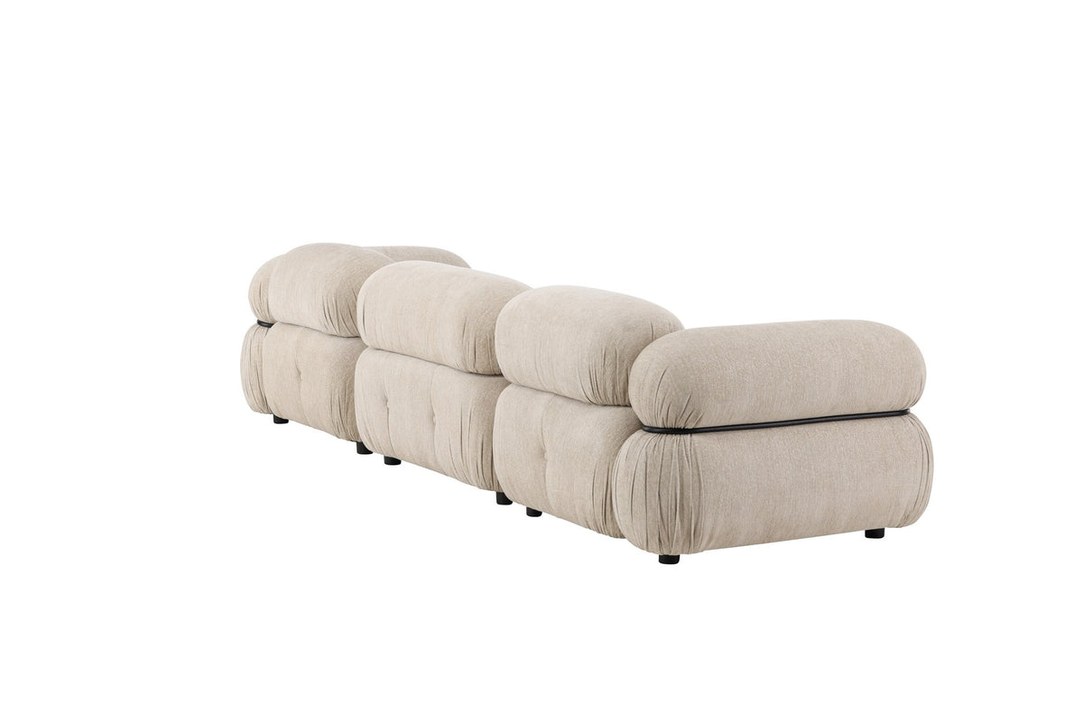 Beiges 3-Sitzer Sofa Mika mit schwarzen Beinen, Bezug aus Polyester, Schaumstoff-Polsterung, moderne klare Linienführung.