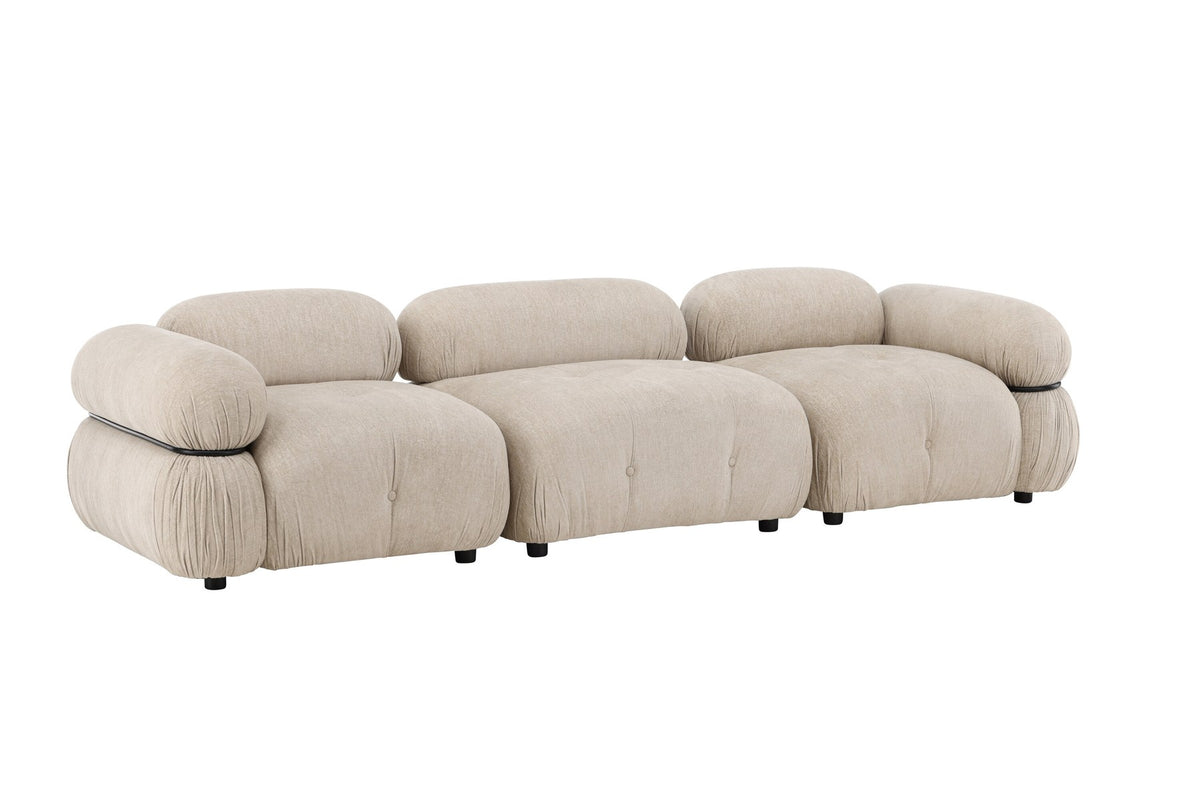 Beiges 3-Sitzer Sofa Mika mit schwarzen Beinen, Bezug aus Polyester, Schaumstoff-Polsterung, moderne klare Linienführung.