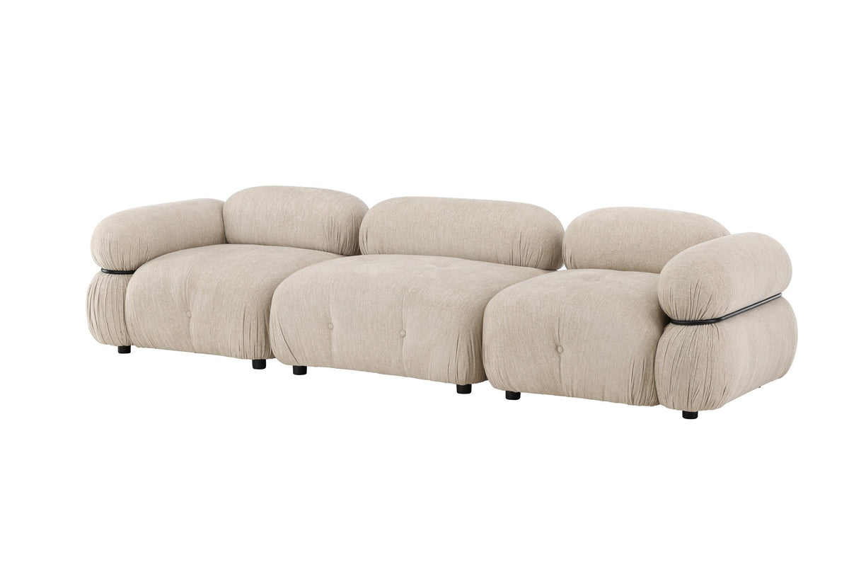 Beiges 3-Sitzer Sofa Mika mit schwarzen Beinen, Bezug aus Polyester, Schaumstoff-Polsterung, moderne klare Linienführung.