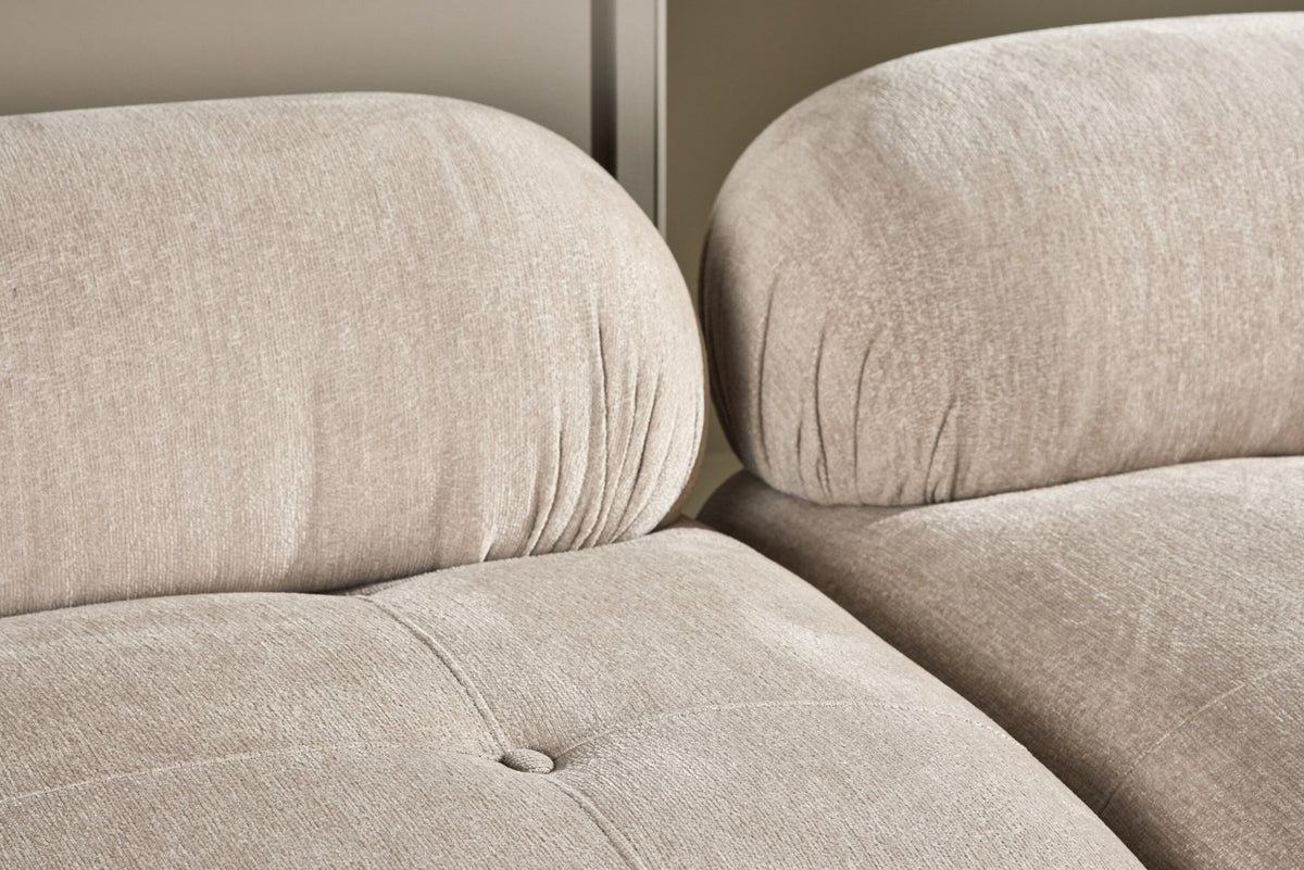 Beiges 3-Sitzer Sofa Mika mit schwarzen Beinen, Bezug aus Polyester, Schaumstoff-Polsterung, moderne klare Linienführung.