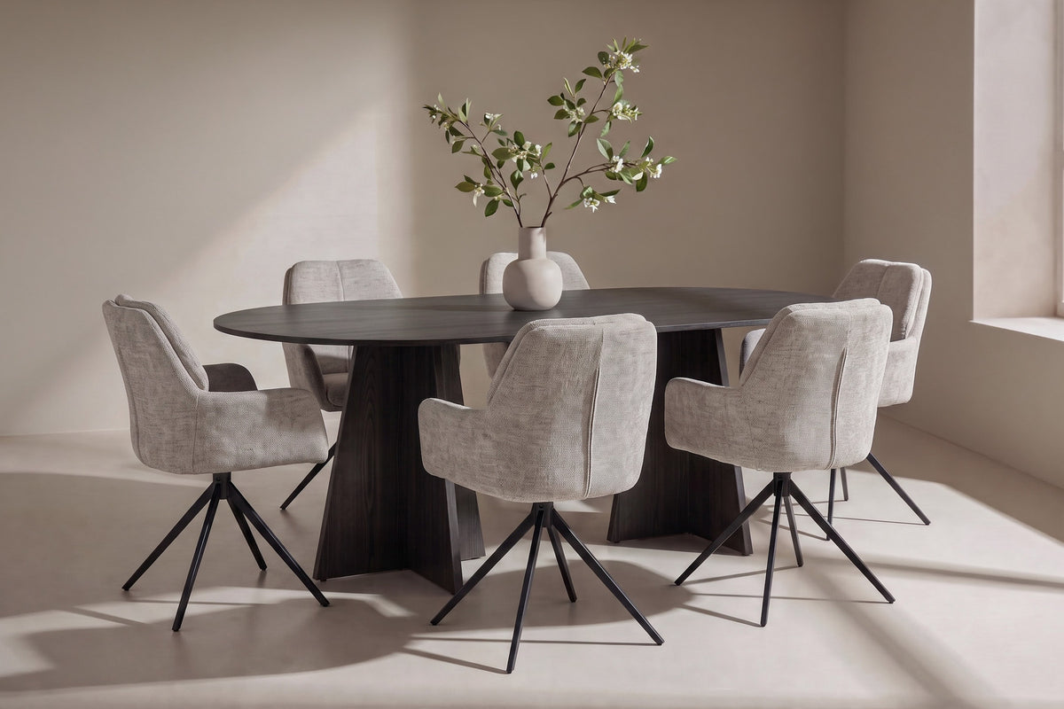 Ovaler Esstisch aus MDF mit Furnier in Schwarz und Metallbeinen, dazu zwei Esszimmerstühle mit braunem Polyesterbezug und schwarzen Beinen.