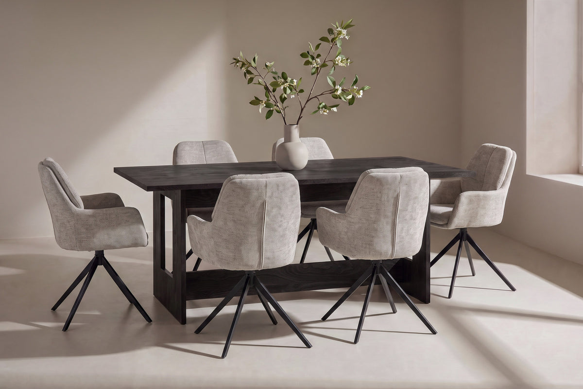Esszimmerset mit rechteckigem Esstisch aus MDF in Schwarz und zwei gepolsterten Stühlen mit braunem Polyesterbezug und Metallbeinen.