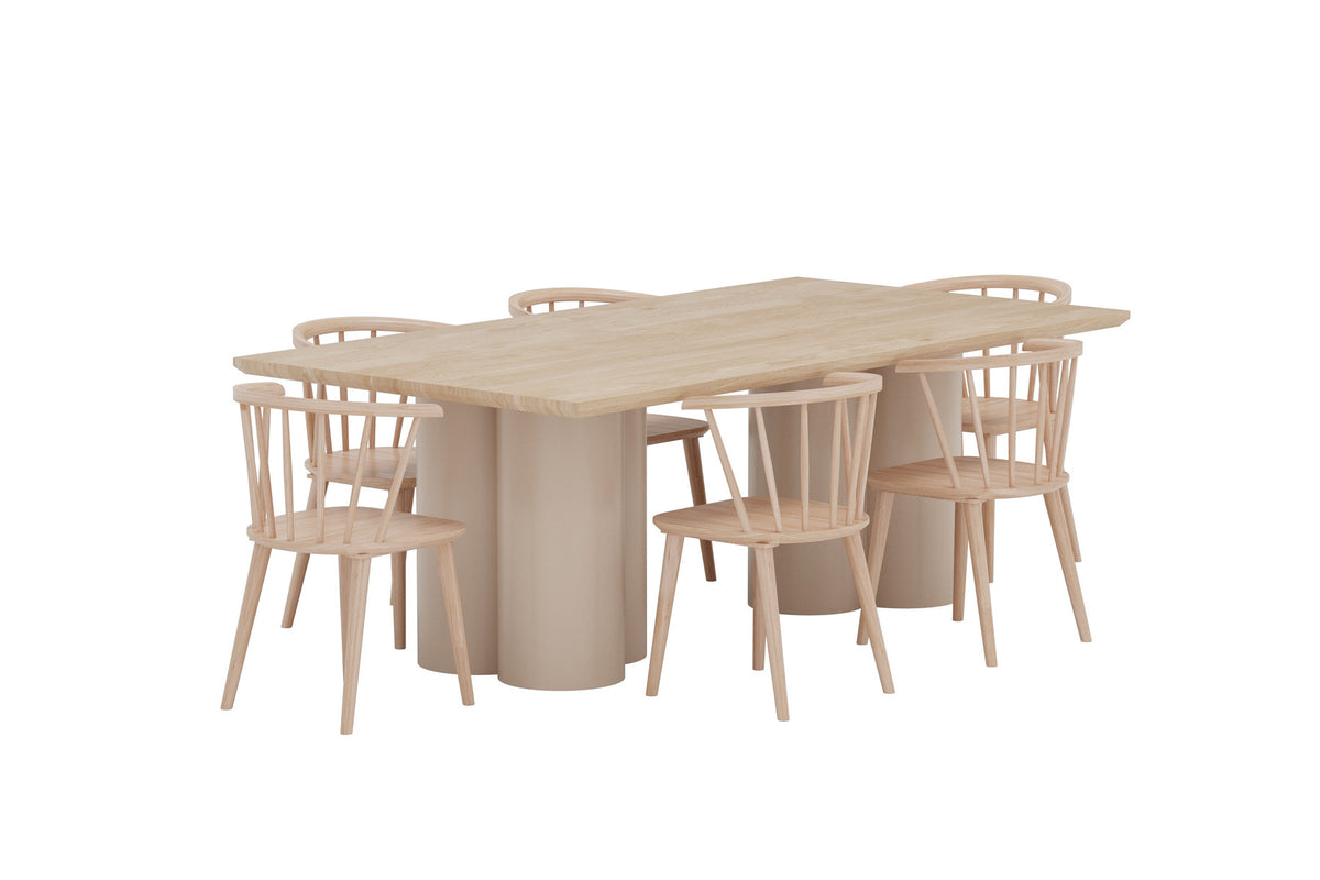 Esszimmerset Whitewash: Rechteckiger Tisch 210x100 cm mit MDF-Platte und zwei Stühle mit abgerundeter Rückenlehne aus Gummibaumholz.