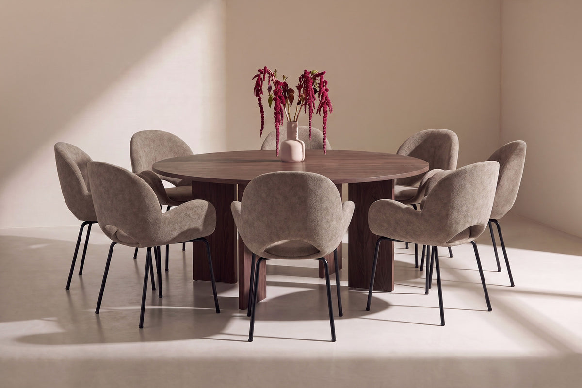 Graos Esstisch mit Stühlen von Florensa in Braun präsentiert im Onlineshop von KAQTU Design AG. Esszimmerset ist von Venture Home