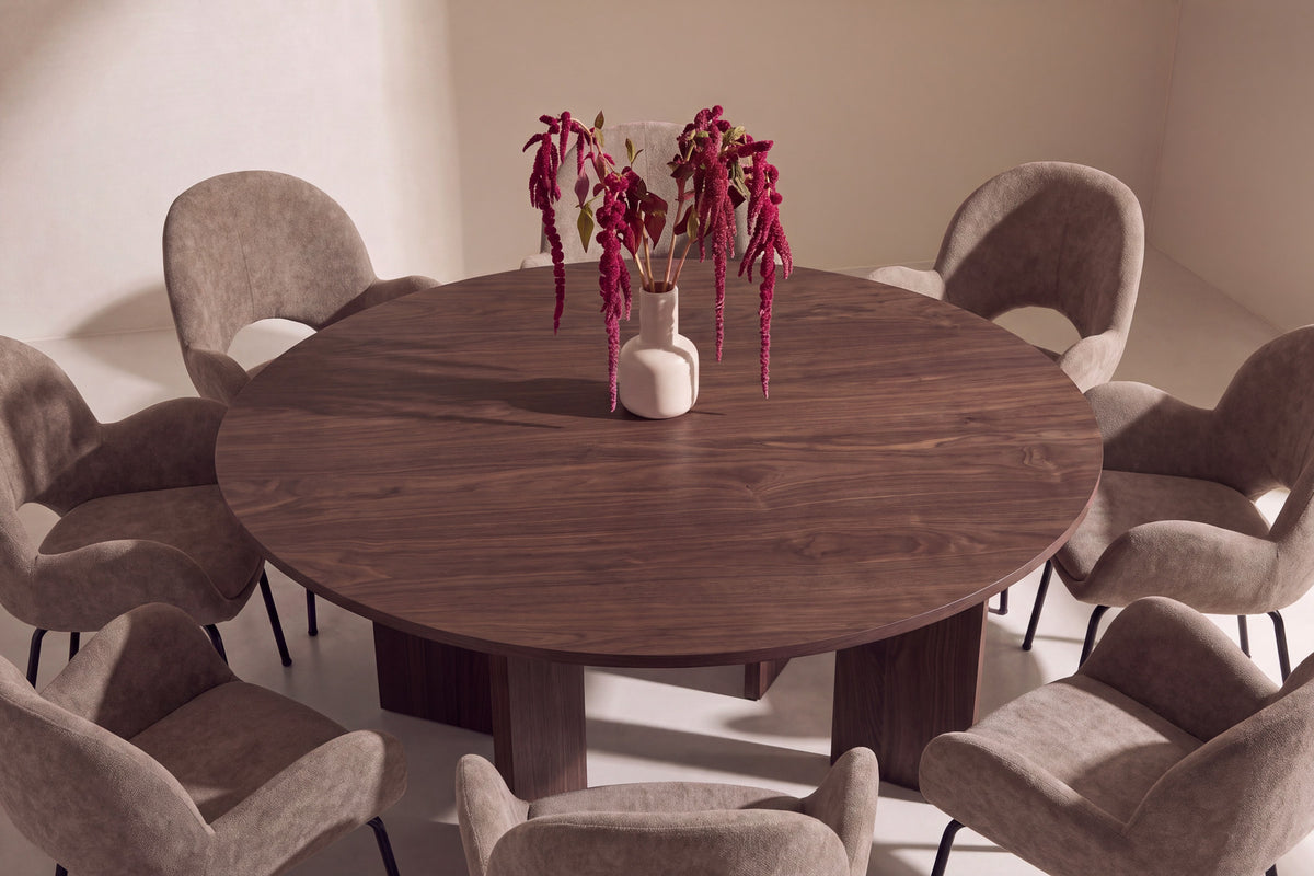 Graos Esstisch mit Stühlen von Florensa in Braun präsentiert im Onlineshop von KAQTU Design AG. Esszimmerset ist von Venture Home