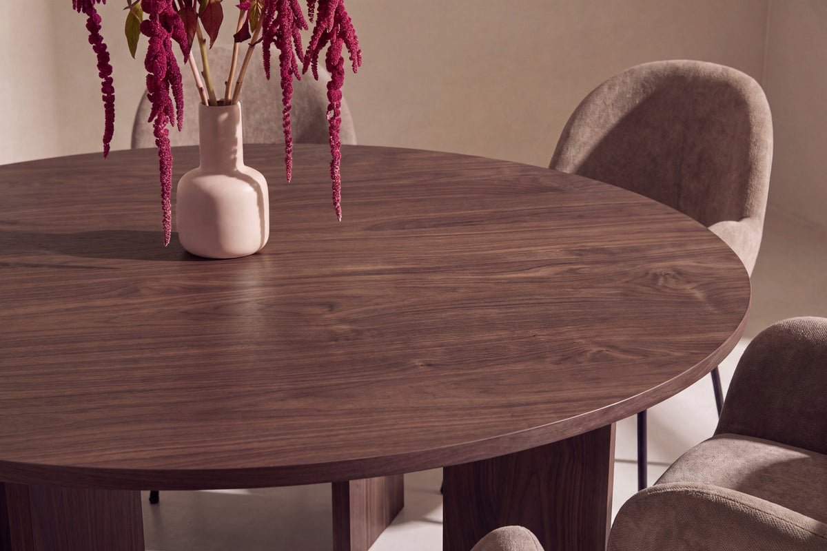 Graos Esstisch mit Stühlen von Florensa in Braun präsentiert im Onlineshop von KAQTU Design AG. Esszimmerset ist von Venture Home